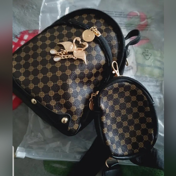 Designer Inspired Kissing Doves Handbag and Purse Set - Picture 8 of 16